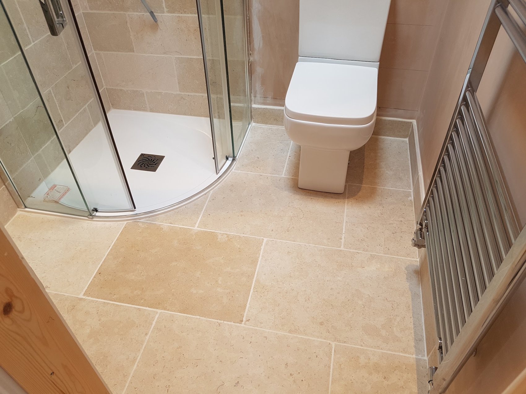 A corner shower in limestone-look tiles