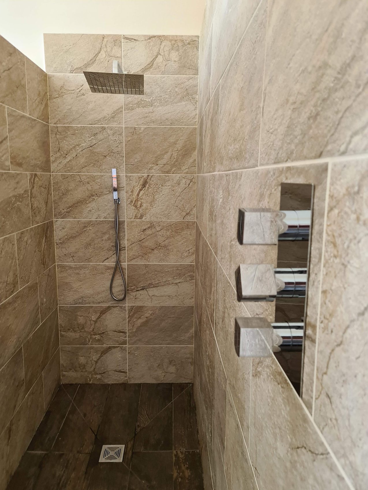 Walk-in shower in marble-look tiles
