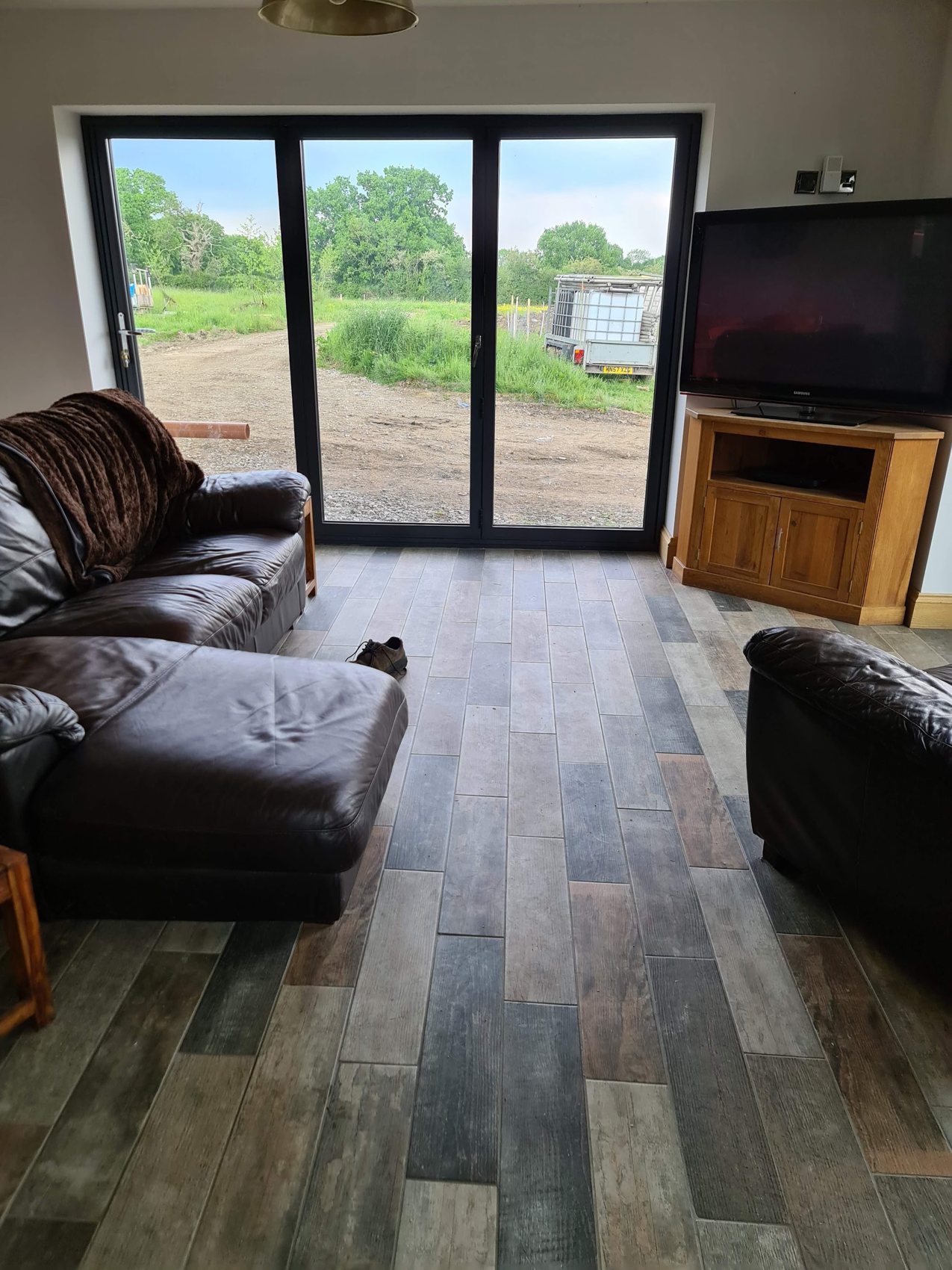Wood-plank porcelain underfoot